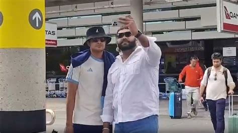 shubman gill nude|Watch: Shubman Gill poses for selfie with fan as Team India。